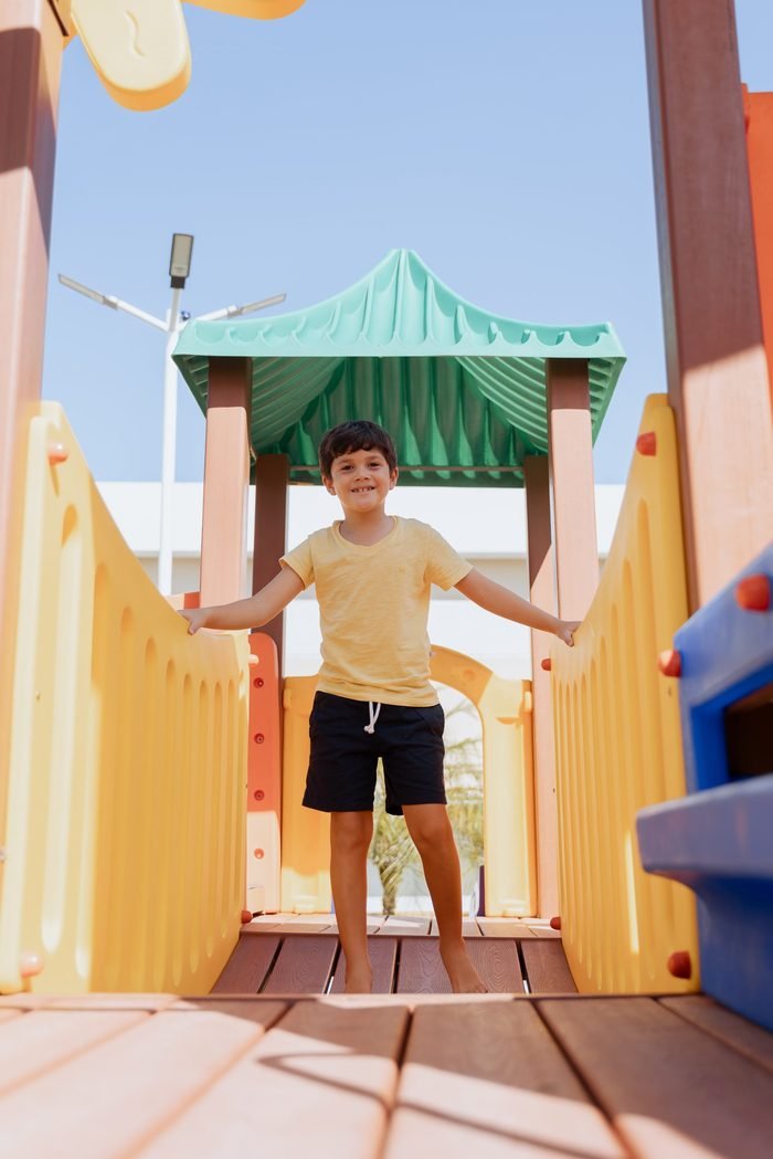Criança no playground Tointoin
