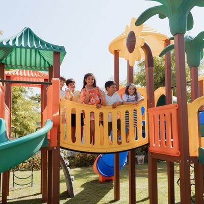 Crianças brincando no playground Tointoin
