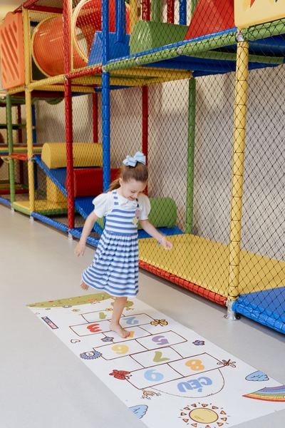 Criança brincando no playground Tointoin