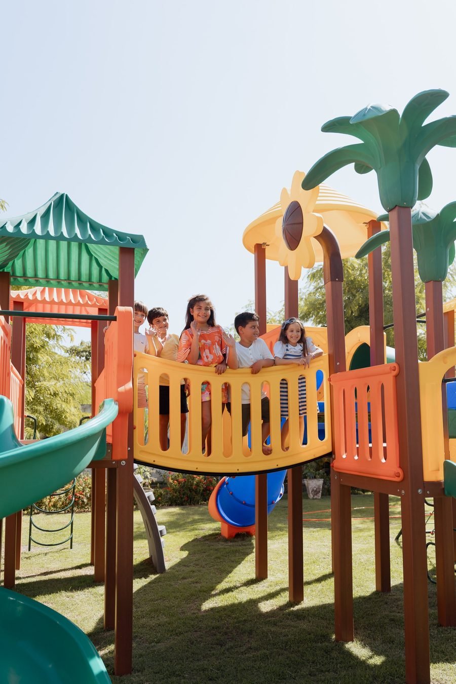 Crianças brincando no playground Tointoin