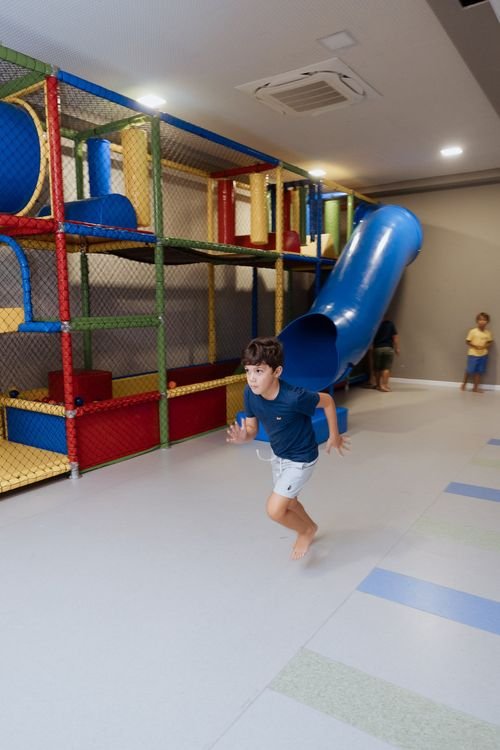 Criança brincando no Kid Play